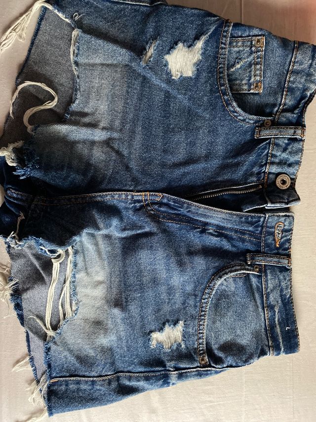 Pantalones vaqueros cortos desgastados