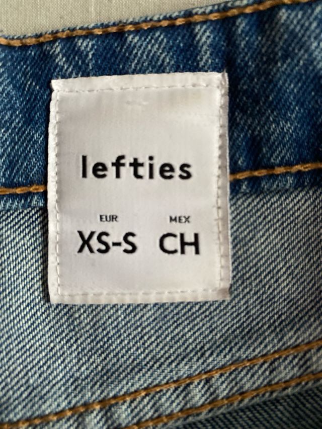 Pantalones vaqueros cortos desgastados