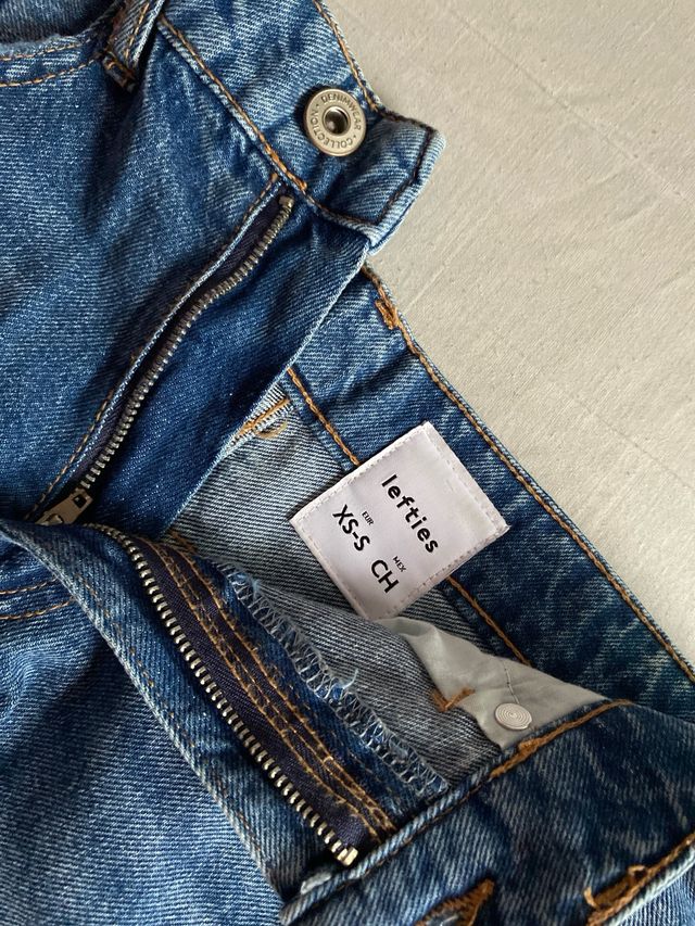 Pantalones vaqueros cortos desgastados