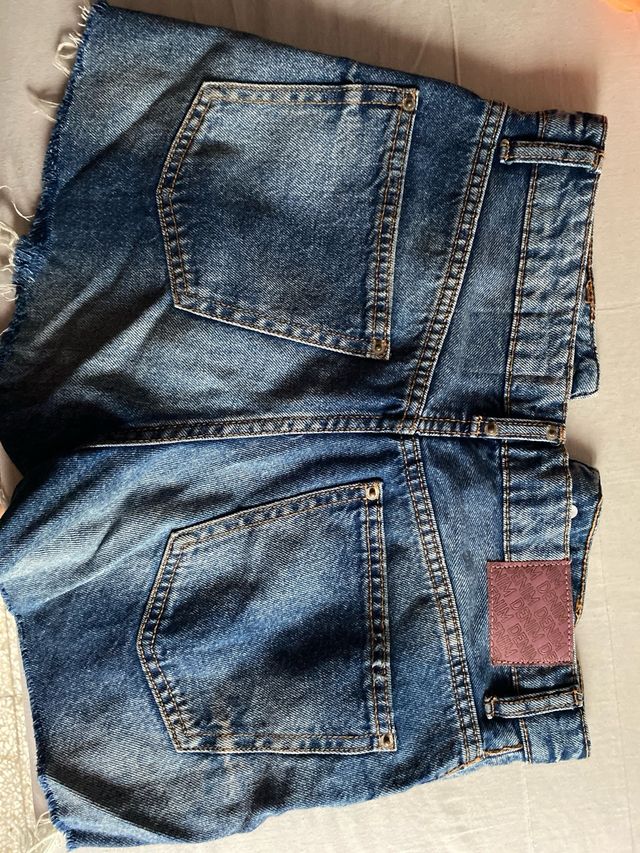 Pantalones vaqueros cortos desgastados