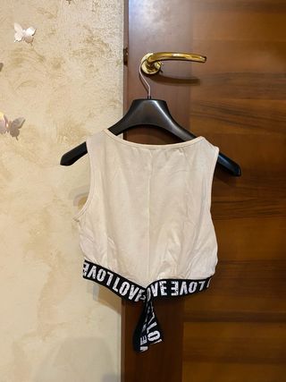 Canottiera crop top con scritta LOVE
