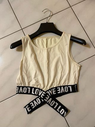 Canottiera crop top con scritta LOVE