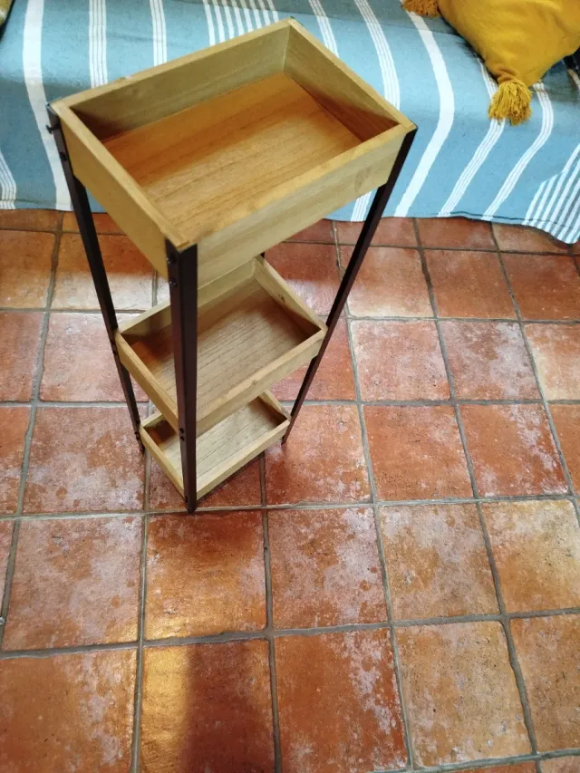 Estantería de madera y metal