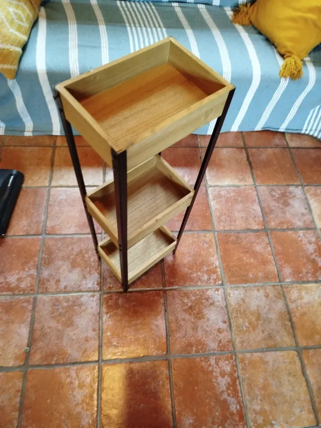 Estantería de madera y metal