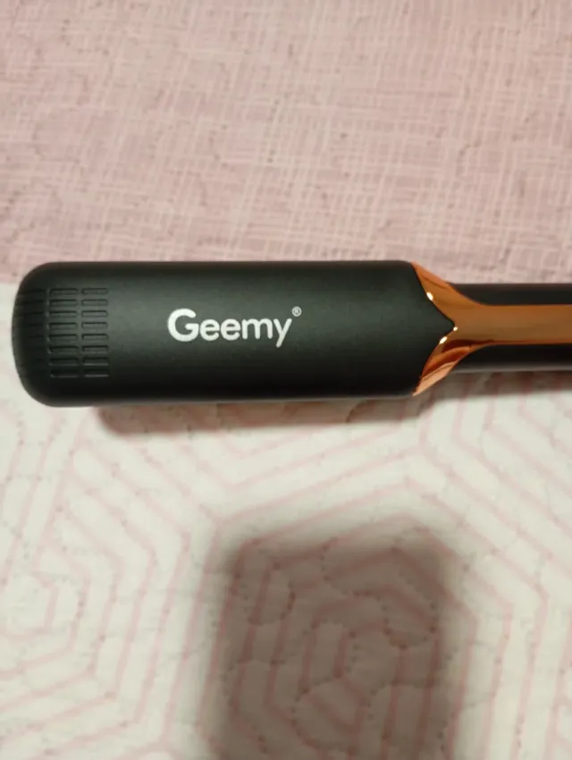 Plancha de pelo Geemy negra y dorada