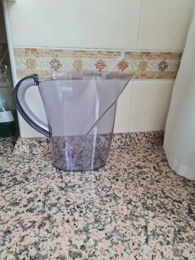 Jarra de plástico morada y transparente