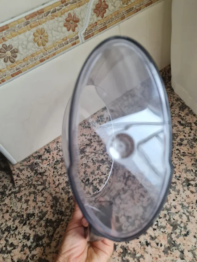 Jarra de plástico morada y transparente