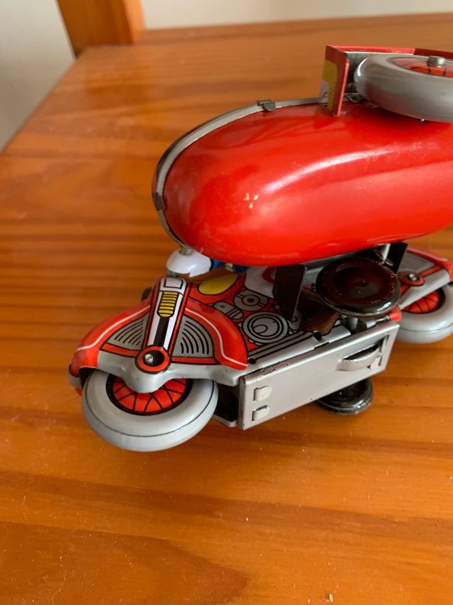 Moto y sidecar de hojalata