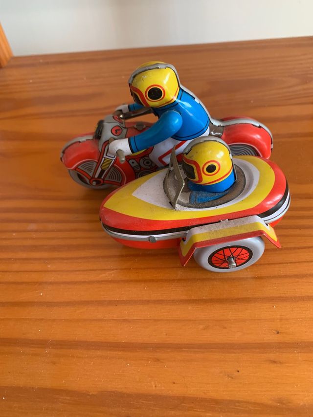 Moto y sidecar de hojalata