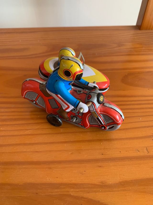 Moto y sidecar de hojalata