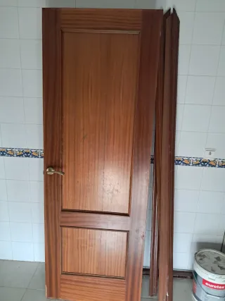 Puerta de madera con marco
