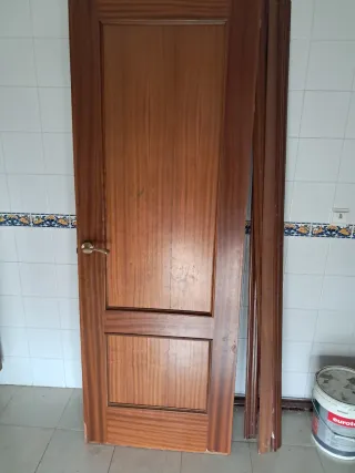 Puerta de madera con marco