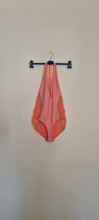 Bañador salmón con detalles de crochet