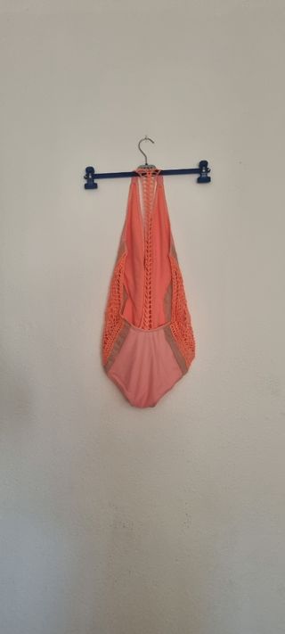 Bañador salmón con detalles de crochet