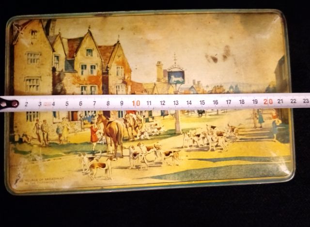 Antigua caja metal vintage The Village of Brodway