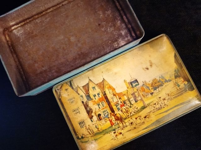 Antigua caja metal vintage The Village of Brodway