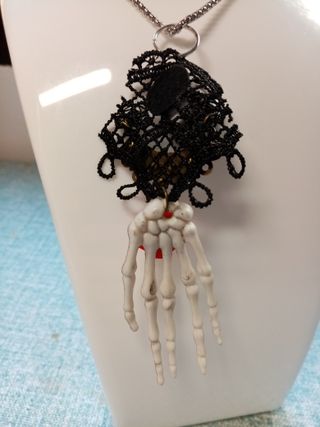 Collar gótico calavera mano esqueleto