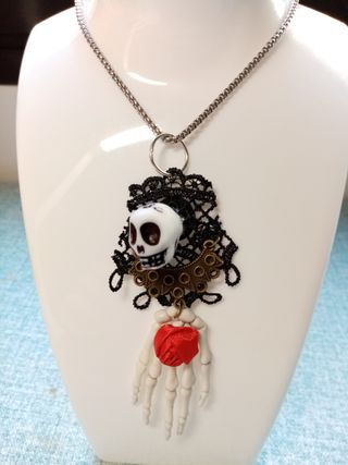 Collar gótico calavera mano esqueleto