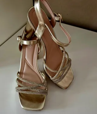 Tacones dorados. Talla 37