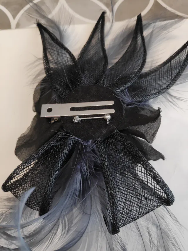 Broche pelo o traje negro y gris