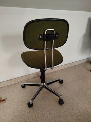 Silla de oficina verde y plateada