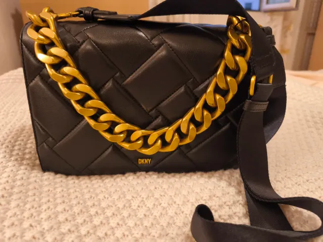 Bolso DKNY Negro con Cadena Dorada