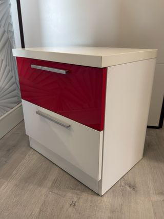 Comodini rossi e bianchi con due cassetti.