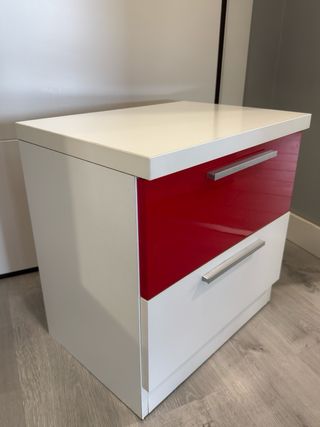 Comodini rossi e bianchi con due cassetti.