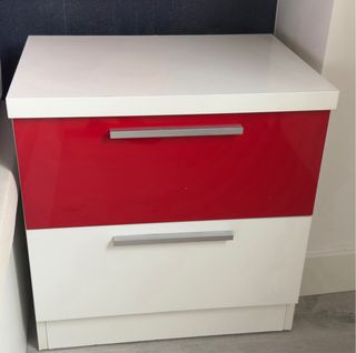 Comodini rossi e bianchi con due cassetti.