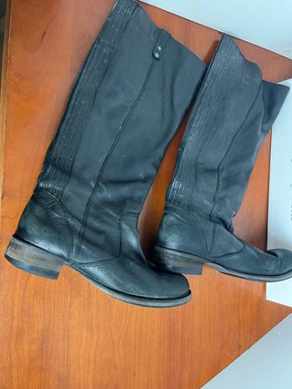 Botas altas de piel negras