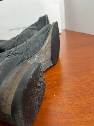 Botas altas de piel negras