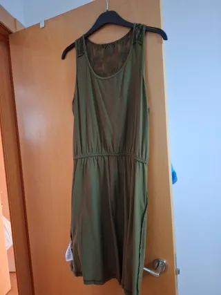 Vestido verde militar con espalda de encaje