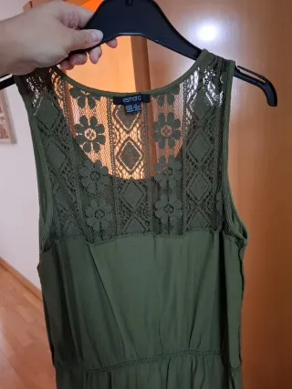 Vestido verde militar con espalda de encaje