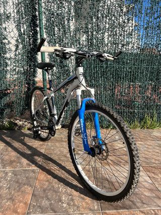 Bicicleta de Montaña BH Blanca y Azul está nueva .