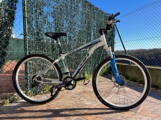 Bicicleta de Montaña BH Blanca y Azul está nueva .