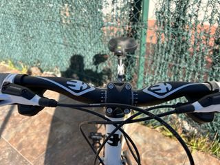 Bicicleta de Montaña BH Blanca y Azul está nueva .