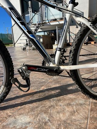 Bicicleta de Montaña BH Blanca y Azul está nueva .
