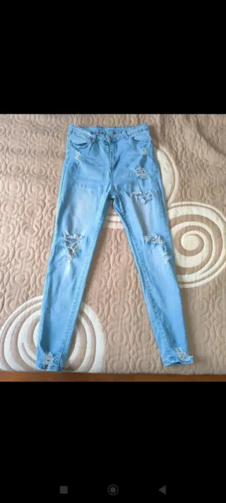 Pantalón vaquero mujer desgarrado