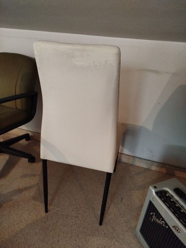 4 Sillas de comedor beige y negras