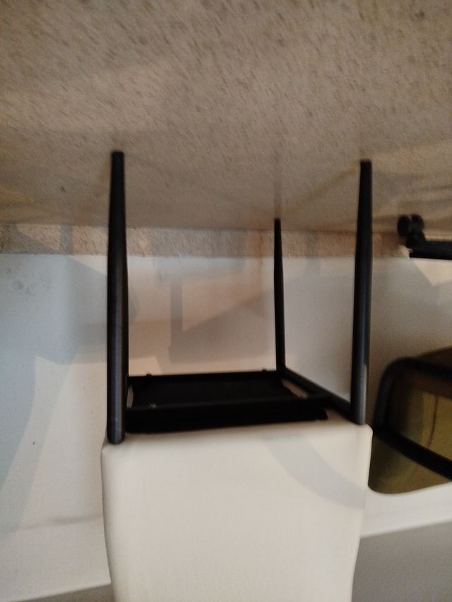 4 Sillas de comedor beige y negras