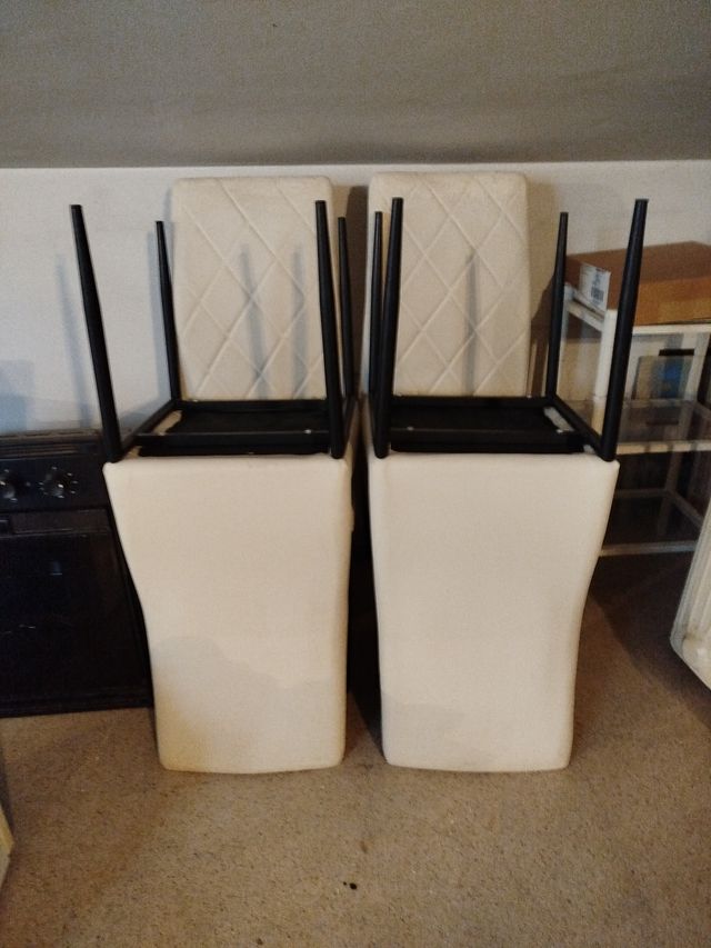 4 Sillas de comedor beige y negras