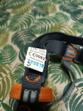 Arnes y casco de  Escalada Simond para niños.