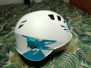 Arnes y casco de  Escalada Simond para niños.