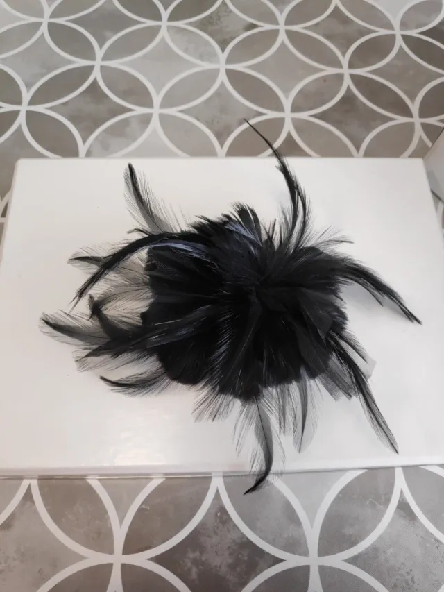 Broche pelo o traje negro 20cm