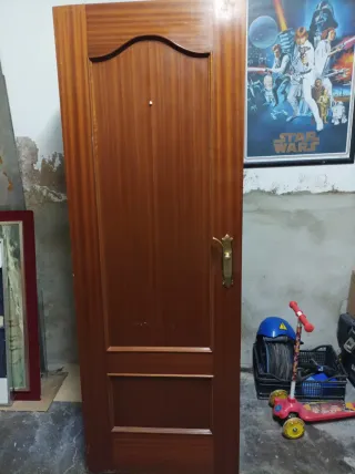 Puertas de vivienda madera barnizada