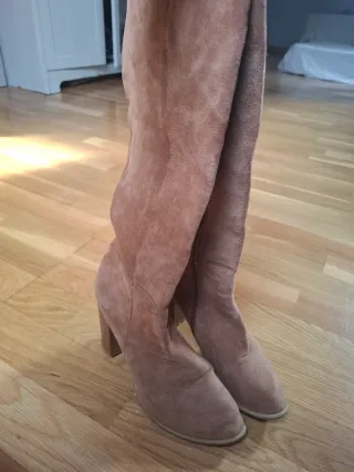 Botines negros de tacón y botas grande 
Y Zapatill