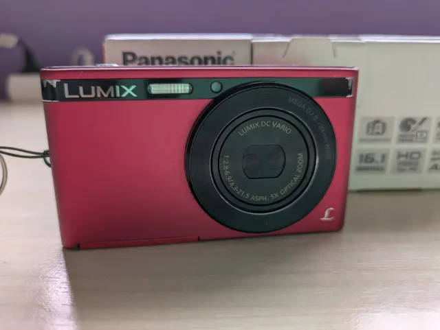 Fotocamera rossa Panasonic Lumix