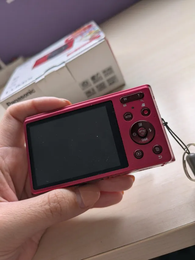 Fotocamera rossa Panasonic Lumix