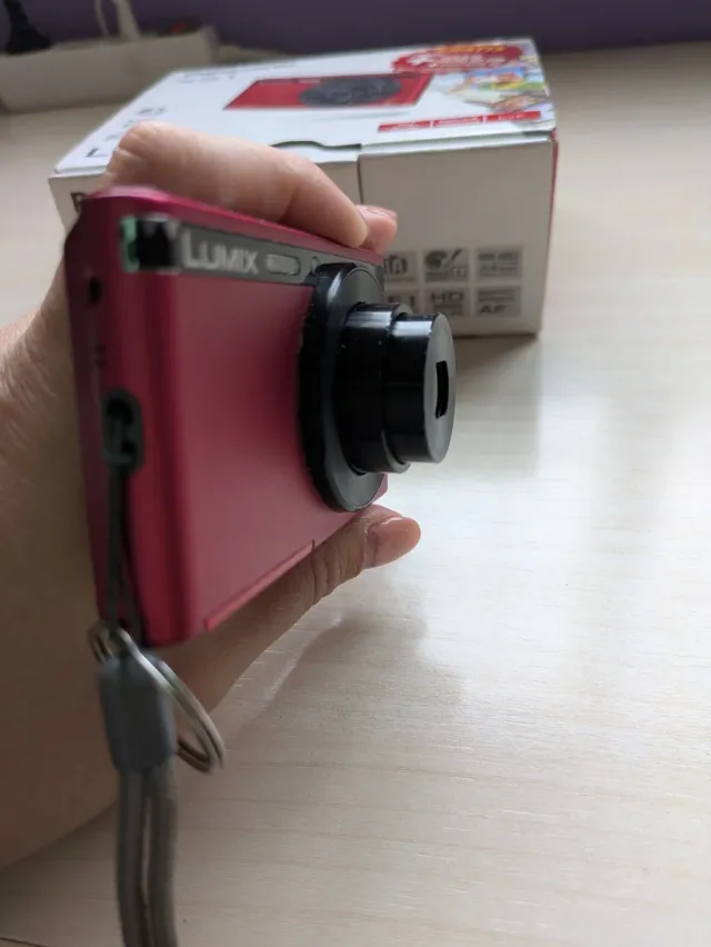 Fotocamera rossa Panasonic Lumix