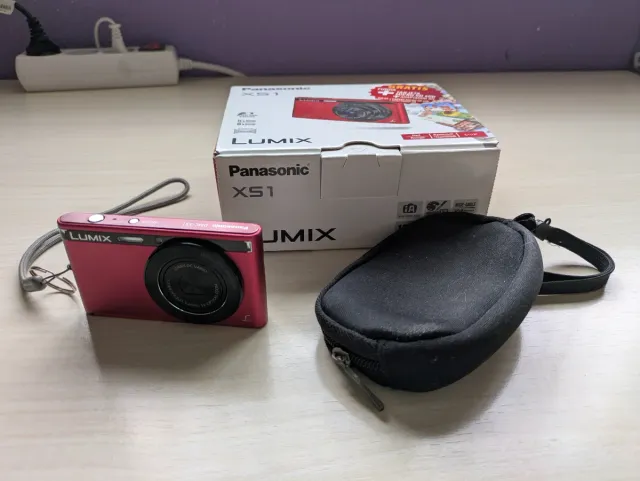 Fotocamera rossa Panasonic Lumix